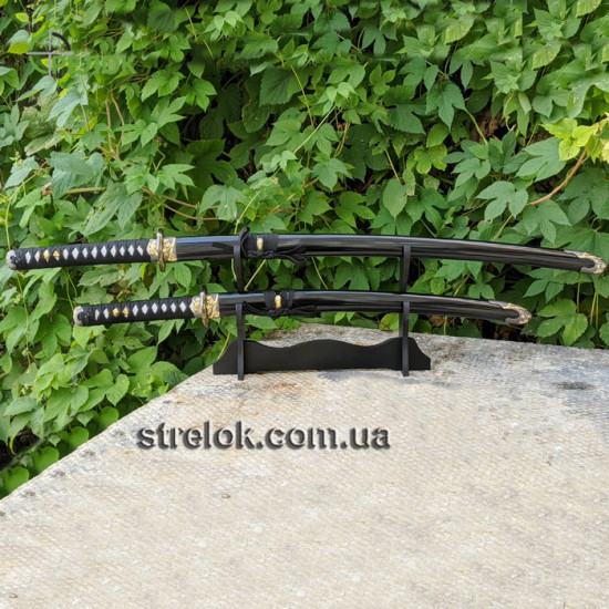 Набір самурайських мечів (катана і вакидзаси) на підставці